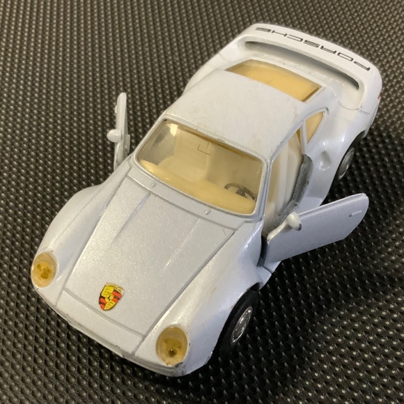 Porsche 959 1/36 Scale Toy Car - Picture 4 of 11